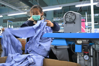 11月23日,工作人员在胶州·通渭服装产业园的一家服装企业生产车间工作。新华社记者 范培珅 摄
