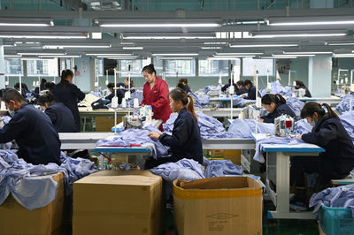11月23日,工作人员在胶州·通渭服装产业园的一家服装企业生产车间工作。新华社记者 范培珅 摄